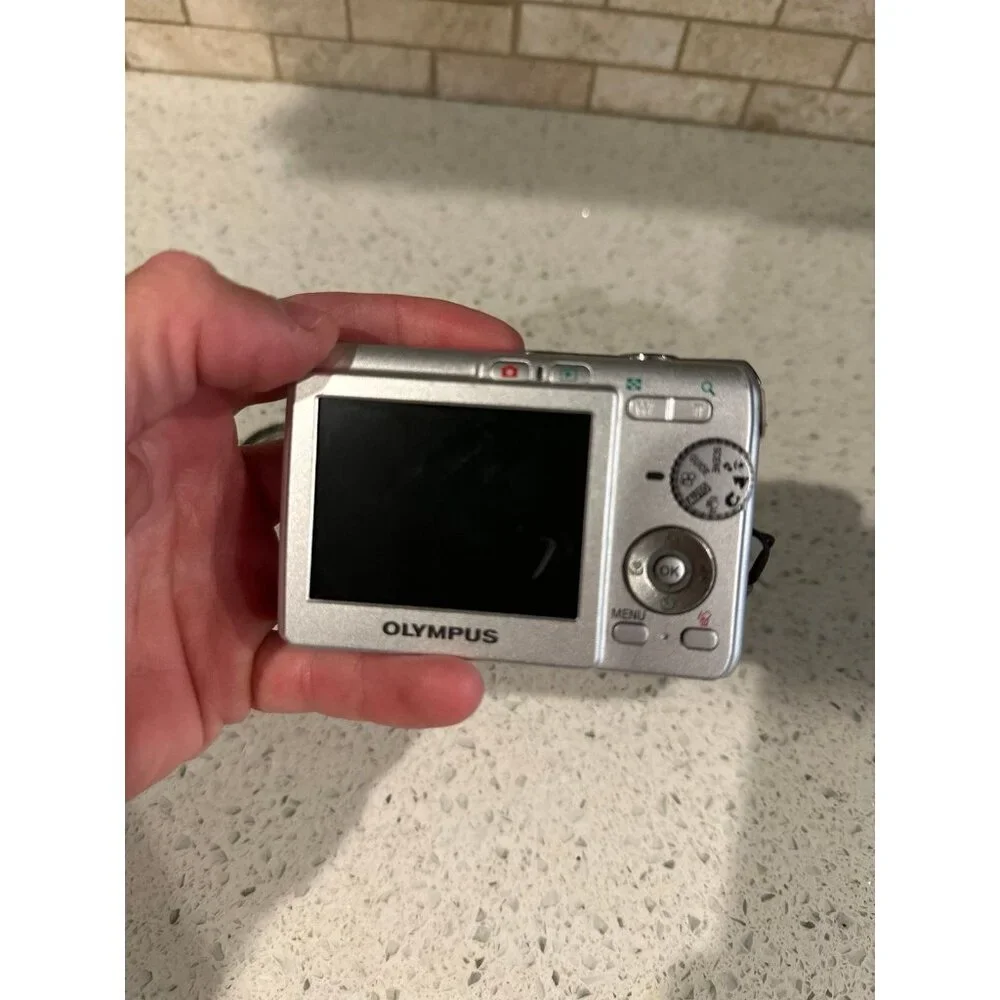 Olympus‎ Digital Camera FE-190 6.0MP Silver Photograph
